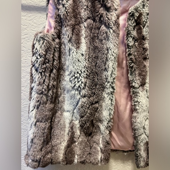 Girl’s Cat & Jack Faux Fur Vest - Picture 2 of 5